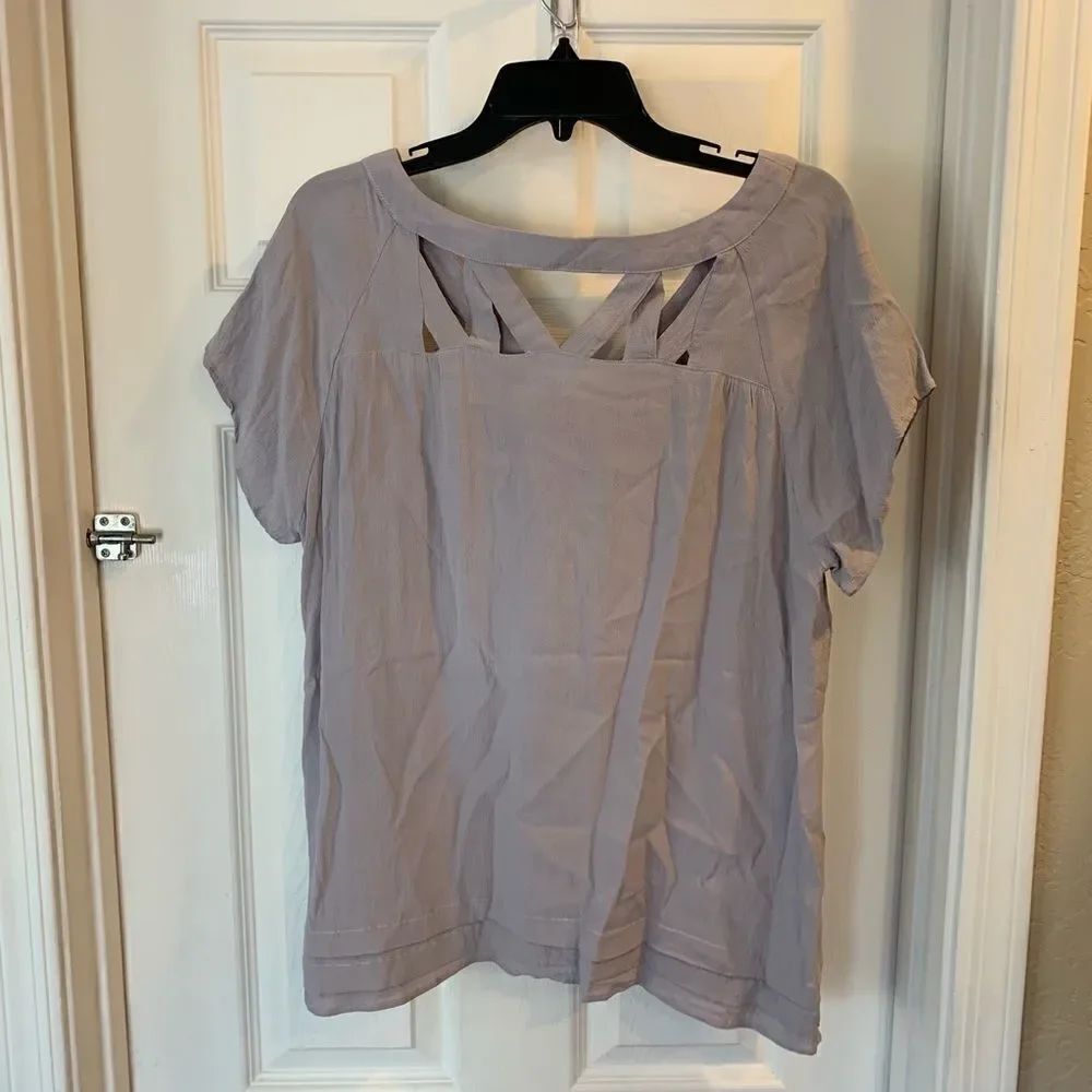 Entro Top with Cutout Designs - Picture 4 of 5